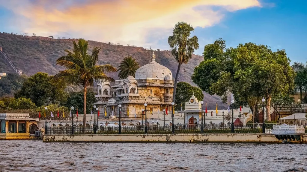 Udaipur stay in Lake view v/s Non Lake view room