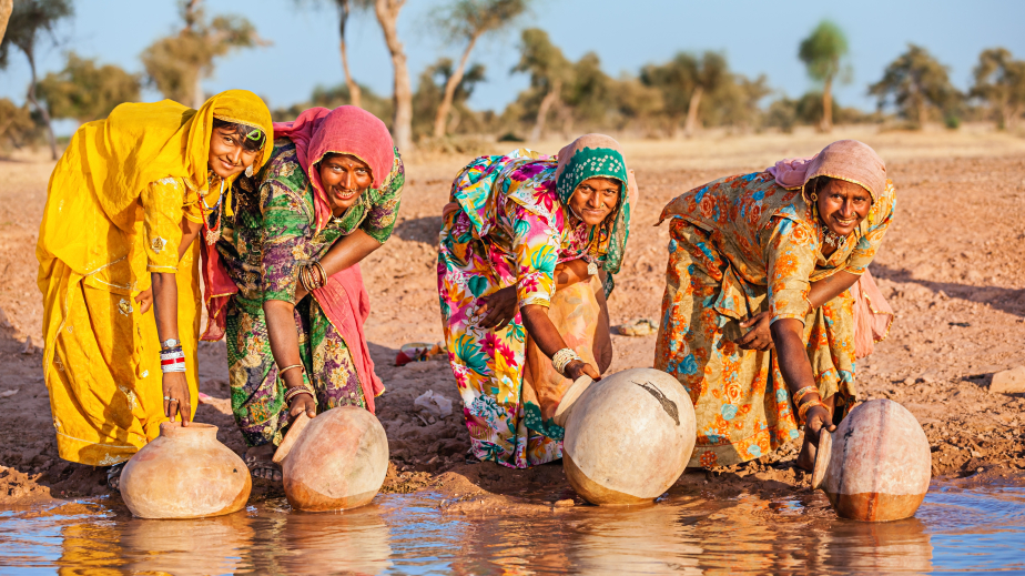 Women-gathering-water