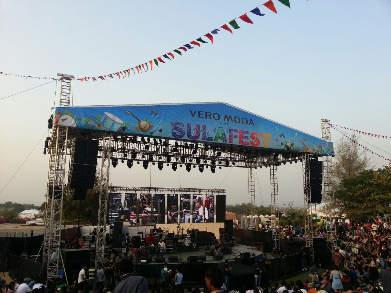 Festivalbühne mit Konzerten und Modenschau auf dem Sula Fest 2015