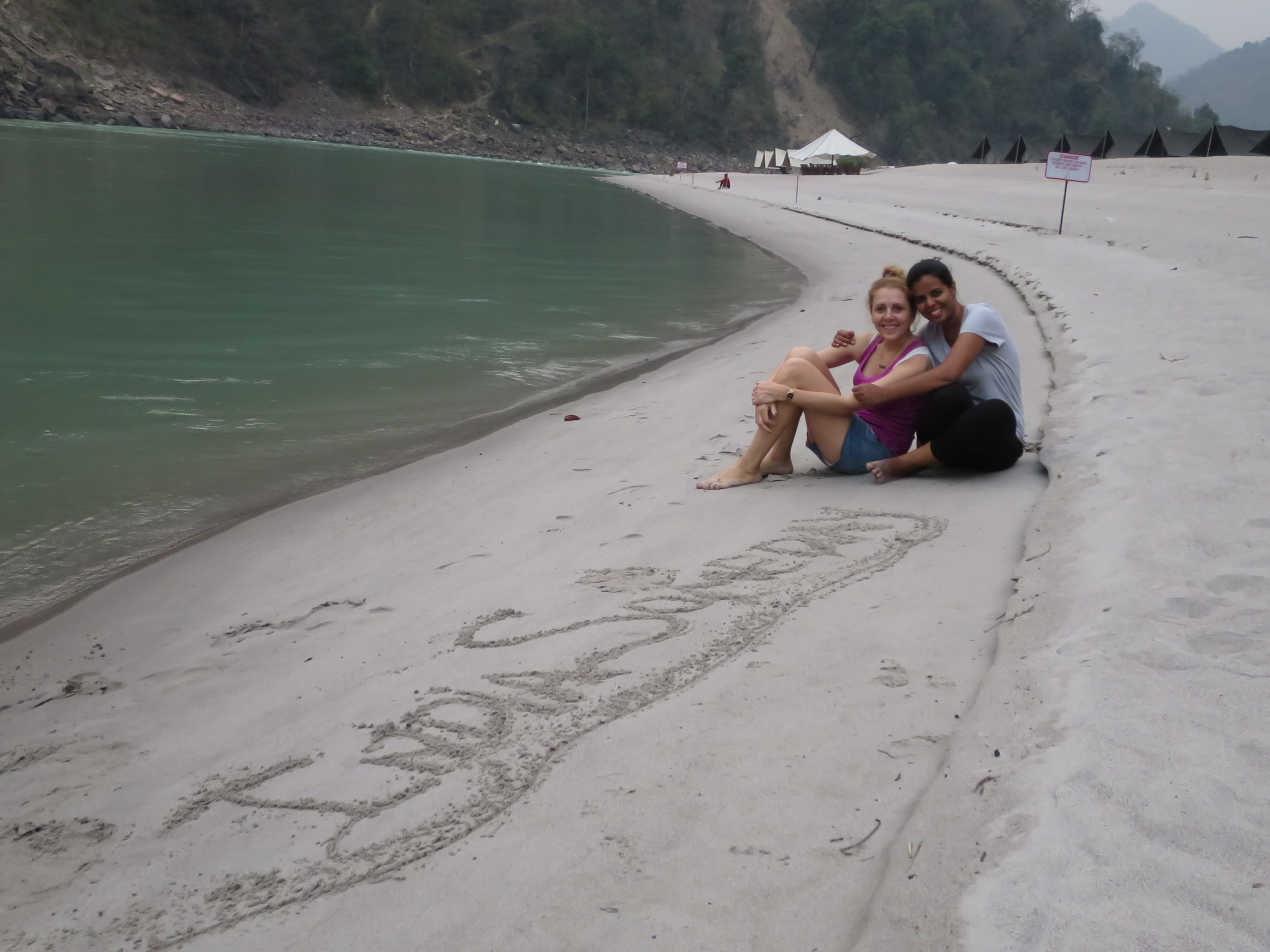 Barbara & Sneha von India Someday im Beach Camp in Rishikesh