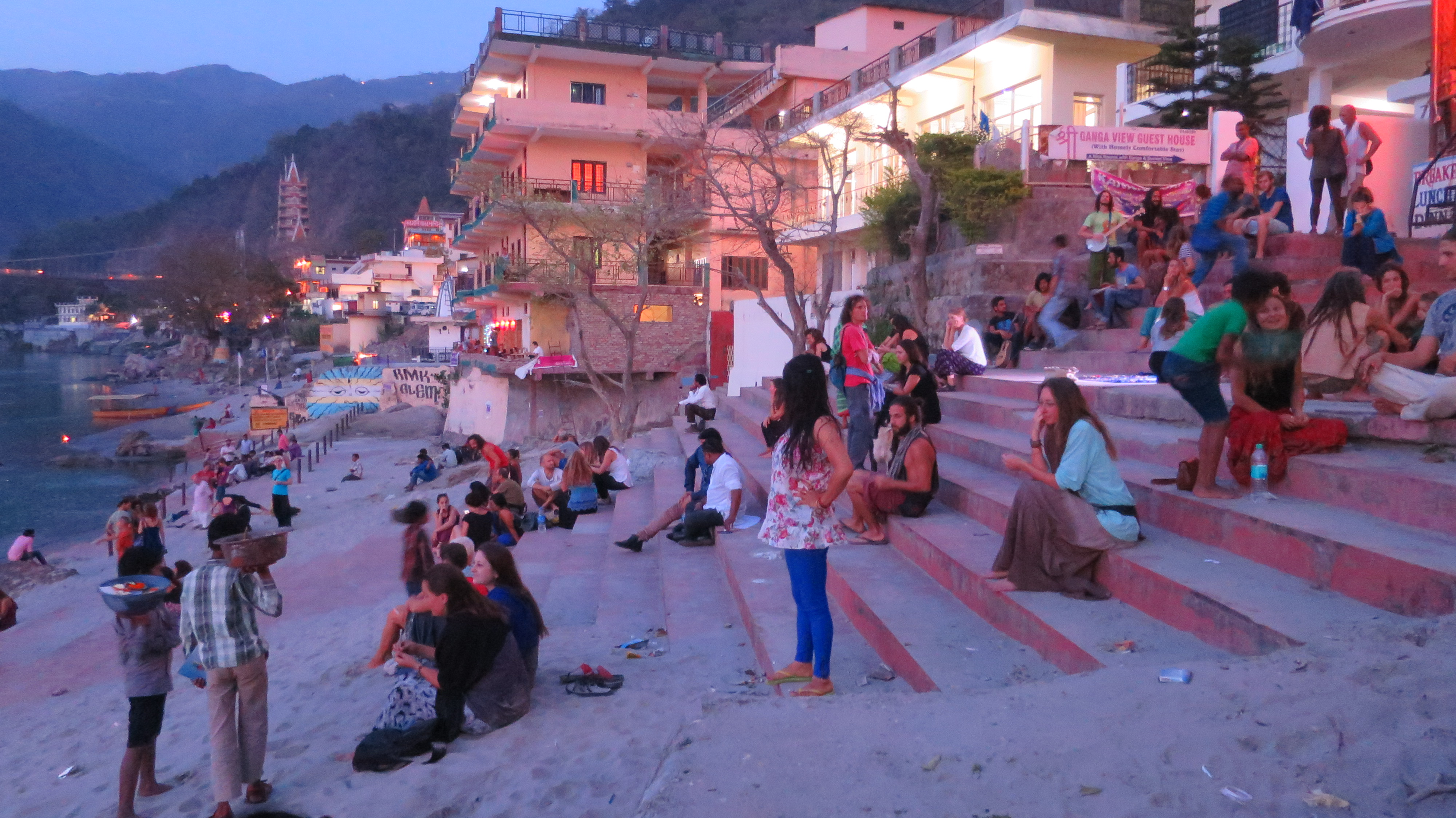 Buntes Treiben auch noch während der Dämmerung am Ganges in Rishikesh