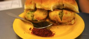Vada Pav, indisches Streetfood, Mumbai