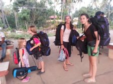 reisen mit kindern, bahnhof goa