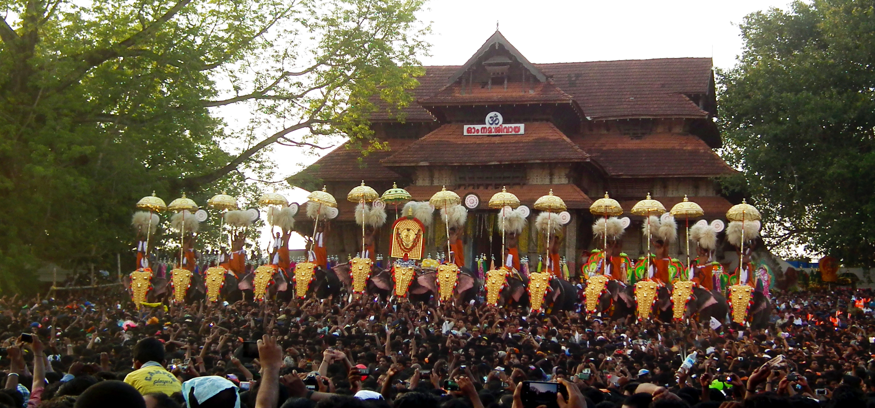 Kudamatom_at_thrisle festival de thissur pooram