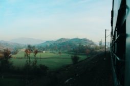 mit dem zug in indien unterwegs