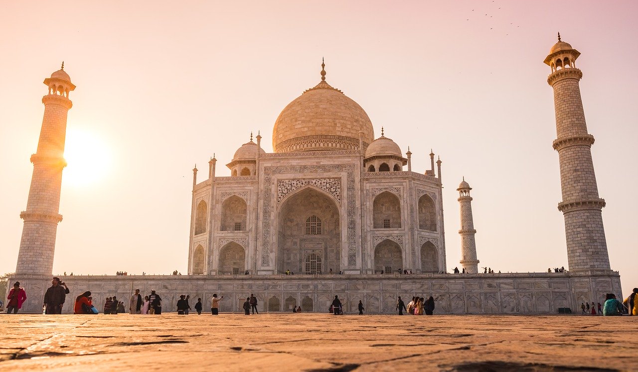 Taj Mahal, A practical guide to getting around Agra and activities and tours on offer