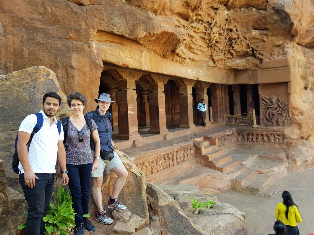 VOITURE AVEC UN CHAUFFEUR ET UN GUIDE EN INDE - Guide Francophone en Inde