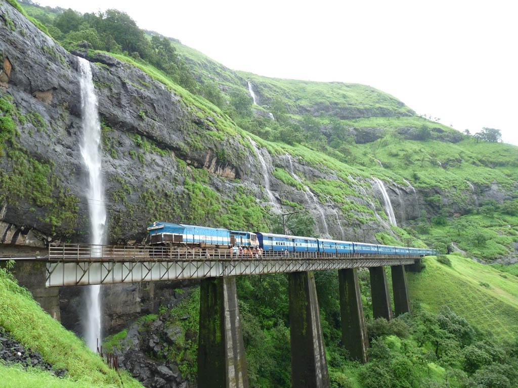 voyage en Inde en train -Vue de Konkan pendant la mousson de Mumbai au Kerala (en passant par Goa) voyage en Inde en train -Vue de Konkan pendant la mousson de Mumbai au Kerala (en passant par Goa)